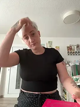 Lovebirdss – webcam model profile photo Image 7