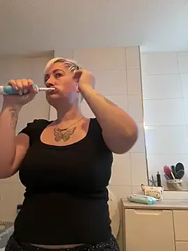 Lovebirdss – webcam model profile photo Image 9