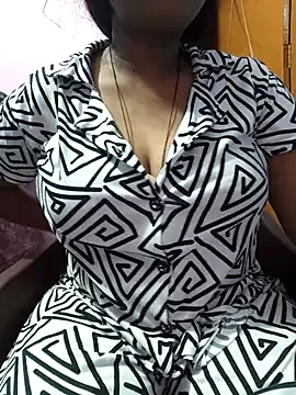 thanusi_2 – webcam model profile photo Image 6