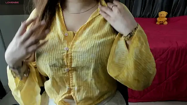 Yiyi-707 – webcam model profile photo Image 3