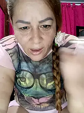 JulliaVegas – webcam model profile photo Image 2