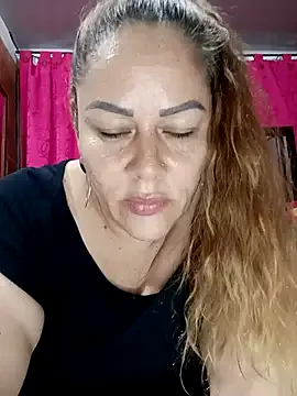 JulliaVegas – webcam model profile photo Image 9
