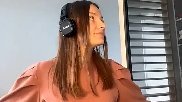 mc-Olivia – webcam model profile photo Image 2