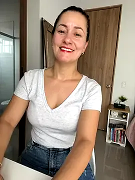 Miss_chiks – webcam model profile photo Image 8