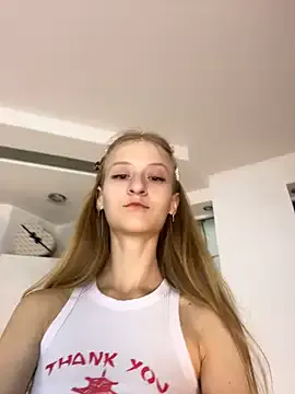 petiteluluxx – webcam model profile photo Image 3