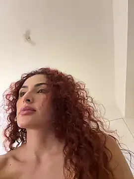 TienKnous – webcam model profile photo Image 15