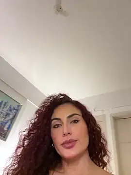 TienKnous – webcam model profile photo Image 17