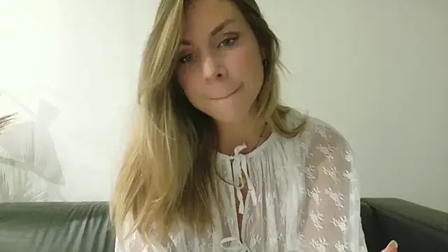 Layla_ly – webcam model profile photo Image 2