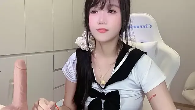 4U143 – webcam model profile photo Image 7