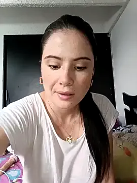 GennaJames – webcam model profile photo Image 18