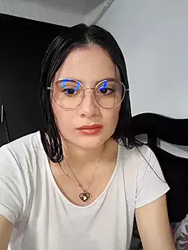 GennaJames – webcam model profile photo Image 7