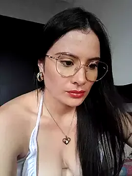 GennaJames – webcam model profile photo Image 8